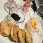 御肉処はしやま - プレミアムオシェトラキャビア〜焼き上げたブリニーを添えて〜