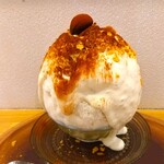 京氷菓 つらら - 見た目、白いマカデミアミルクがたっぷりかかっていて、細かいパイ生地、栗の実、キャラメルソース、その上からカカオパウダーをたっぷりかけたかき氷～!!(^o^)丿