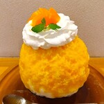 京氷菓 つらら - 氷を絡めて食べると、みかんの果実感、旨み、甘みが感じられ、あとから柑橘系の酸味が感じられる～!! ミルクエスプーマは、泡率が高いのか、ふわっふわ～の軽い食感で、ほんのり甘くって美味しい～!!(^o^)丿