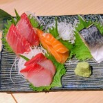 まつりや - 鮮魚のお造り4種盛り
(マグロ、ハマチ、サーモン、シメサバ)