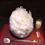 三日月氷菓店 - 薄くスライスされた氷は立っており、見た目、真っ白なシロップがかかっているだけのシンプルなかき氷～!!(^o^)丿