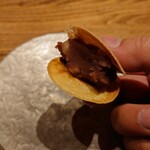 温石 - 落花生餡の薄皮のどら焼き