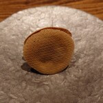 温石 - 落花生餡の薄皮のどら焼き