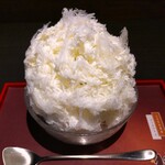 三日月氷菓店 - 練乳をかけて食べると、氷の口溶けの良さはいつも通り絶品～!! 練乳のミルキーな旨み、甘みが増して、めちゃめちゃ美味しい～!! また、中に入っている小豆の粒の一つ一つから、ほどよい甘さと旨みが感じられる～!!(^o^)丿