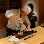 温石 - 伊勢海老を捌く