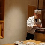 温石 - 炭焼き台に向かう