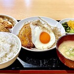 中毒飯 チョモランマ - 『チャーシューエッグ』シングル＆唐揚げ1個