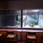 三日月氷菓店 - 奥の庭が見えるカウンター席の様子～!!(^o^)丿