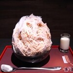 三日月氷菓店 - 薄くスライスされた氷は立っており、氷の間からカーキ色(コーヒー色)のシロップが見えている～!!(^o^)丿