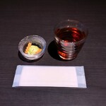 三日月氷菓店 - 最初に出てきた熱いお茶とお菓子〜!!( ^o^)ﾉ