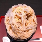 三日月氷菓店 - 練乳をかけると、ミルキーな甘みが増して美味しい～!! 氷の中には、カカオニブ、バニラアイス、コーヒーゼリーが入っていて、粒状のカカオニブの苦みとぷるんぷるんのコーヒーゼリーの食感が良いアクセントになっている～!!(^o^)丿