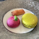 スカイダイニング リーガトップ - 上↑フィナンシェ　右→ピスタチオマカロン　左←カシス　ギモーヴ(フランスのマシュマロ)