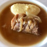 スカイダイニング リーガトップ - たっぷりのビールでほろ苦く煮込んだ福山市瀬戸牧場“瀬戸のもち豚”肩ロース肉をクリーミーなポレンタとともに