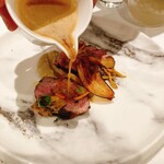 シェ オリビエ - ソースかけ中