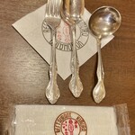 洋食 キムラ - 待ちながら洋食キムラさんの歴史に思いを馳せます。