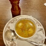 洋食 キムラ - 先ずは熱々のスープ。旨みたっぷりのしっかりしたお味。