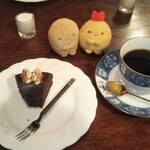 シティーライト - ブラジル（右）ノアケーキ（左）とんかつ   えびふらいのしっぽ（スマホ撮影）