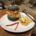 怪獣酒場 - ウルトラマンベリアル / 暗黒のチキンバーガー（1,705円）･･･邪なカから生まれたチキンバーガーはパワフルなスペシャルディッシュ。