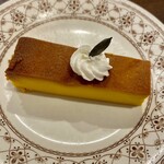 洋食 キムラ - 秋ならではの「かぼちゃプリン」で。かぼちゃそのものの甘みを活かした、優しい味のケーキのようなプリンです。
