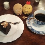 シティーライト - ブラジル（右）ノアケーキ（左）とんかつ   えびふらいのしっぽ   スマホ撮影