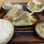 小笠原食堂 - Ｗさがり肉炒め定食ガーリックバジル味