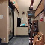 らーめん 信玄 - 左は入口、正面はレジ