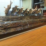 お腹いっぱいに卵がつまった鮎を炭火で焼きます 