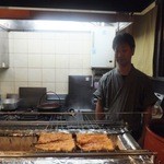 柳家錦 - でかい天然鰻の蒲焼き。手前右は50年伝わるタレ