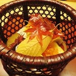 本湖月 - 八寸　銭洗弁天のザルを模した籠で