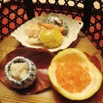 本湖月 - 八寸　イクラ黄味酢おろし、雑魚海老の数の子和え、帆立貝柱、銀杏、シメジと菊菜白和え　