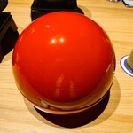 鳥料理 玉ひで - 親子丼　真っ赤でまん丸な容器で提供されます