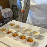 ガーデニア(ホテルマイステイズプレミア成田) - ライブキッチンでクレームブリュレの仕上げ