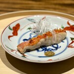 温石 - 金目鯛の神経〆なんて、ちょっと前までは想像もしなかったでしょうね。なんて贅沢。
      火入れが、点でバッチリ決まったようなインパクト。
      山椒ソースも秀逸で、やっぱりこれはスペシャリテだと再認識する美味しさ！