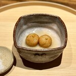 温石 - あさはた蓮根の揚げ団子。
      いつものおかき揚げも美味しいですが、こちらも中がモッチモチで違う表情がいい。
