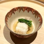 温石 - 炊合せは、太刀魚の衣揚げと海老芋。
      太刀魚の衣と海老芋の食感と風味に通ずるところがあって、「よく合うので交互に食べるよう」促されますが、完全に納得です(^^)