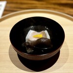 温石 - 白甘鯛のお椀。
      資源保護のため、しばしの禁漁期間を明けての白甘鯛。
      その身の繊細さを損なわないデリケートな吸い地と、華やかさを添える柚子の香りが素晴らしい。