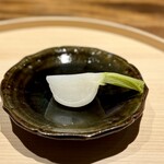 温石 - 蒸した蕪。
      この蕪が、ちょっと異次元な甘さなんです！
      元々、蕪好きなのもありますが、ことさら感動。
      聞けば、この蕪、甘さのピークが２週間ほどしかないとのこと。
      これはラッキーでした♪