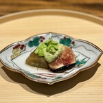温石 - 焼き茄子と無花果のずんだ和え。
            全体的に仄かな甘さに包まれて、いきなり優しい気持ちにさせてくれる一皿。