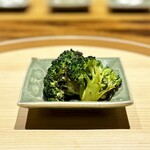 温石 - 朝採れブロッコリー。
      採れたてならではの、瑞々しさと香りの良さ。じっくりと炭火で焼くので、本来の味わいがギュギュッと凝縮されています。