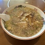 成龍萬寿山 - スープ、平打ち麺、チャーシュー、メンマ、ねぎ！！