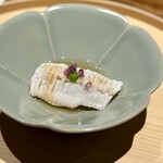 温石 - カマスと冬瓜。
            ふっくらしたカマスの下には、いろんな魚の出汁で炊かれた冬瓜が。
            控えめに飾られた葱のソースを馴らしながらいただくと、これがなんともいいお味♪
            これも絶品です。