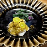 温石 - 伊勢海老と紫水菜。
      びっくりサイズの伊勢海老を、炭火で半生の火入れ。
      お見事です。