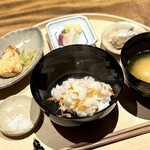 温石 - この前日はなかったという桜海老ー♪
      香ばしさと味の濃さが嬉しい。
      そして、左奥には、先の見事な鰆の西京漬けも(^^)
      盛り上がる〜(^^)