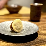 温石 - 薄皮どら焼き。
      皮は焼き立て、あんこは練り立て。中に忍ばせたローストした落花生の香りが、その熱でさらに膨らみます。
      その香りが本当に鮮烈で、これは至福のお菓子です♪