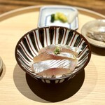 温石 - どーん！ここへ来て、平鯵の漬けごはん。
            きれいですねぇ(^^)
            元々は、それほど味のある魚種じゃないそうですが、前田さんの仕立てとこの時期ならではのタイミングでとで、絶品の小丼に♪