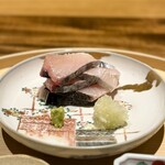 温石 - 鰆。
      これがヤバい(^^)
      皮目をほんのり炙って引き出した旨みが、MAX！
      しかも、それがなんとも上品なこと。
      杉山さんが「出回らない」とおっしゃるように、もう鰆と思えない美味しさ♪
      玉ねぎも超合う。