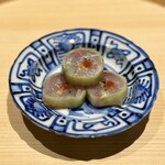 温石 - 鯵の胡瓜巻き。
            鯵のしっかりした味わいに、梅肉の控えめなアクセントのバランスが絶妙。
            やっぱり、これ美味しいわ(^^)