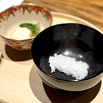 温石 - お食事は、まずは新米の煮えばなから。
      フレッシュな香りが気持ちいい。