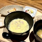 温石 - 初モノという蛤の玉子雑炊。
      蛤の走りって、今なんですね。優しいお味の雑炊。
      これも染み染み美味しい。