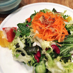 コム・シノワ - サラダはお野菜の種類たくさんで、ドレッシングも自家製。クミンがアクセント